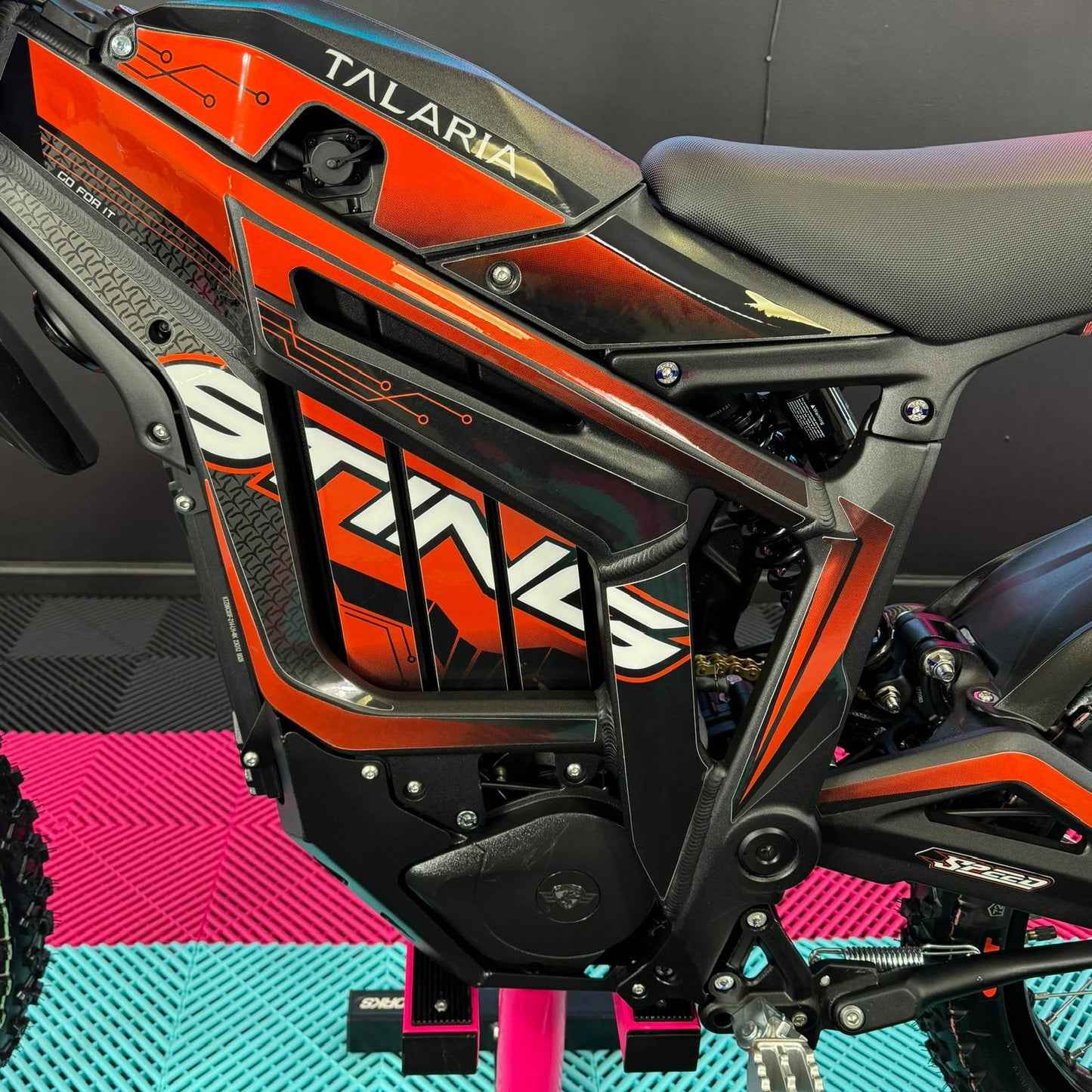 Talaria Sting R TL4000 in Red