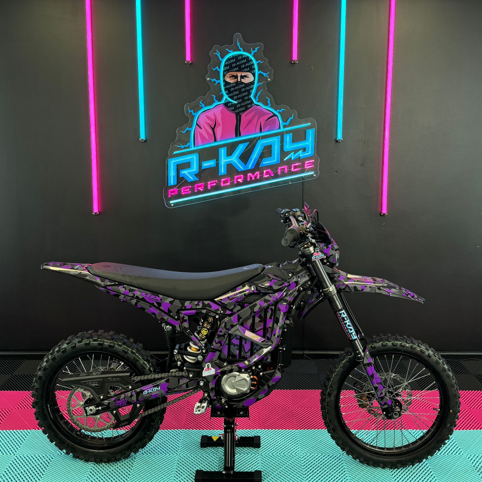 Sur-Ron Ultra Bee Carbon Black Fox Edition – R-Kay Performance